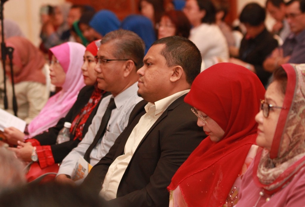 Antara fellow dan pensyarah IJS, UiTM yang hadir, dari kiri – Dr. Siti Zabedah Mohd. Shariff, Pn. Wan Admiza Wan Hassan, En. Norsham Firdaus dan En. Ahmad Farami Abd Ghani. Turut kelihatan, Prof. Dr. Azizah Hamzah dari Universiti Malaya (paling kanan) dan Pn. Dil Froz Sayed Halem Shah (dua dari kanan) dari Infrastructure University Kuala Lumpur (IUKL). 