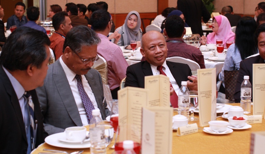 Jamu selera – Tan Sri Apandi dan Datuk Dr. Chamil Wariya menikmati hidangan makan tengahari bersama para tetamu yang lain sebelum majlis bersurai 