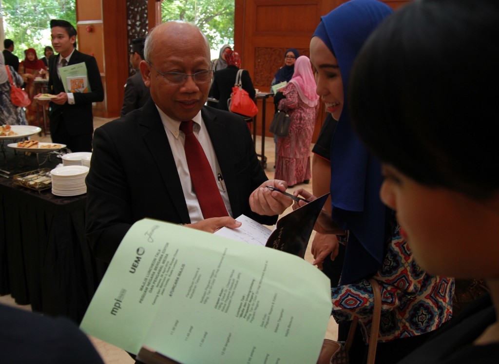 Sebelum majlis bermula, Datuk Dr. Chamil Wariya, CEO MPI melayan para tetamu yang hadir, antaranya dua peserta IKON Siarawan RTM.