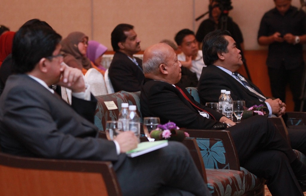 Tunggak utama – En. Mohd. Amirul Akhbar Mohd. Zulkifli, Pengarah IJS (paling kiri), Datuk Dr. Chamil Wariya, CEO MPI dan Datuk Mustapa Omar, Setiausaha/Bendahari MPI memberi tumpuan kepada ceramah Tan Sri Apandi.