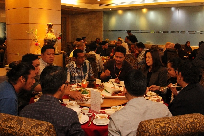 Program luncheon talk diakhiri dengan menjamu selera makan tengahari di Restoran Cina “Treasure”.