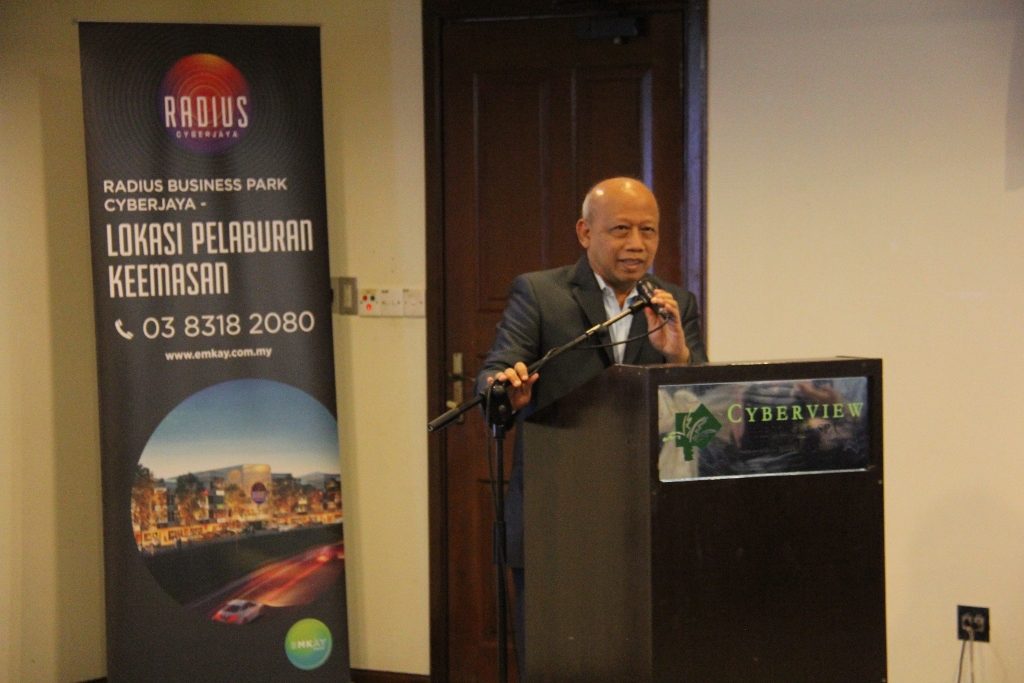 Datuk Dr. Chamil Wariya memberi ucapan penghargaan ketika di majlis penyerahan kunci