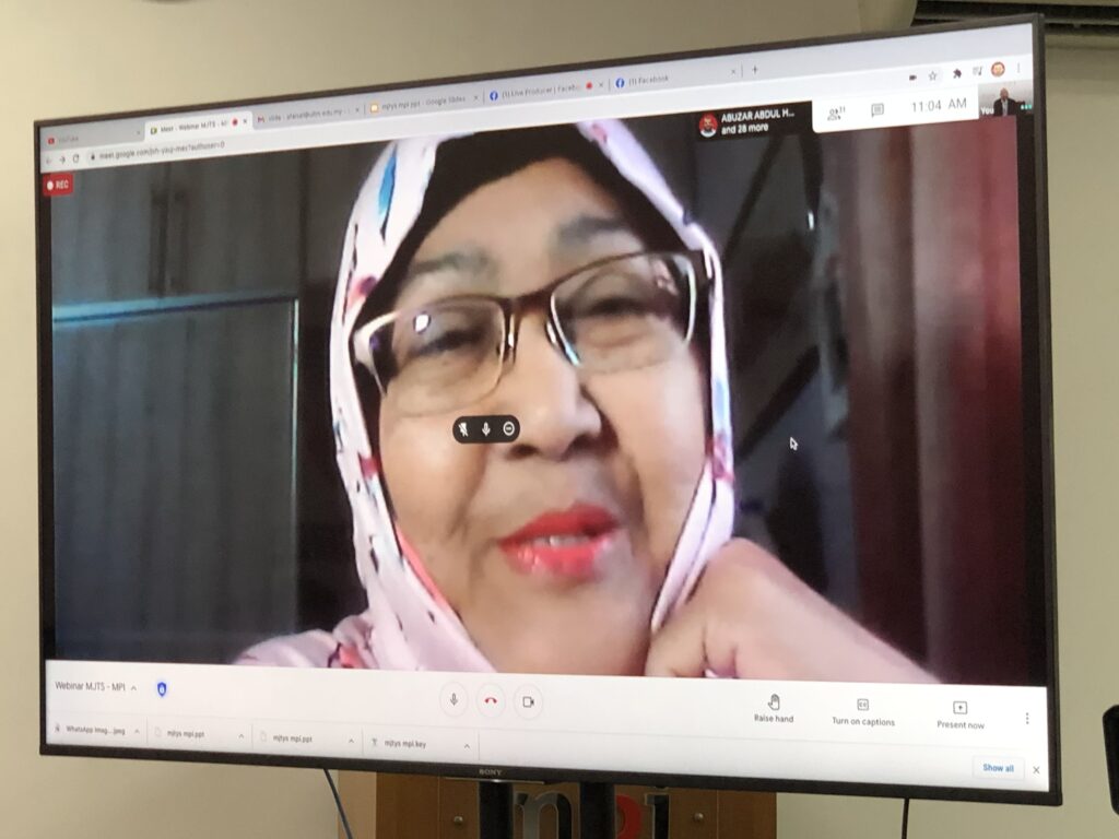 Dr. Faridah Ibrahim memberi cadangan tentang penulisan buku kewartawanan melalui aplikasi Google Meet.