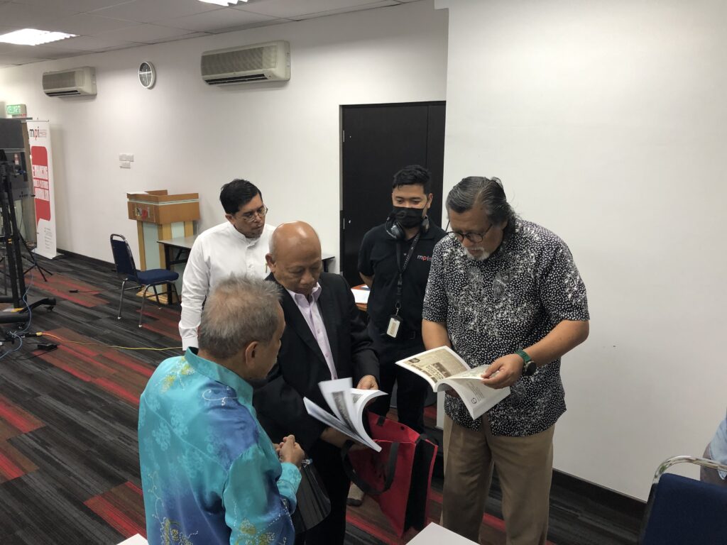 Datuk Chamil Wariya menyerahkan buku Kisah MPI terbitan MPI kepada Prof Dato’ Dr Murad Merican bersama Dr. Safar dan Encik Amirul Akhbar.